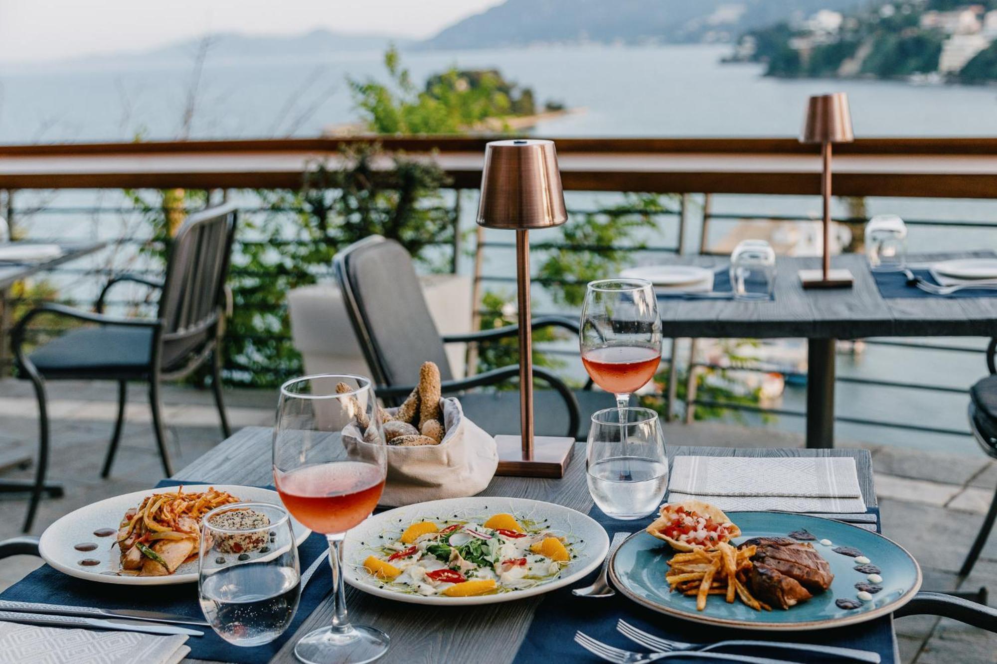 Corfu Holiday Palace Perama  Bagian luar foto Dinner at the restaurant