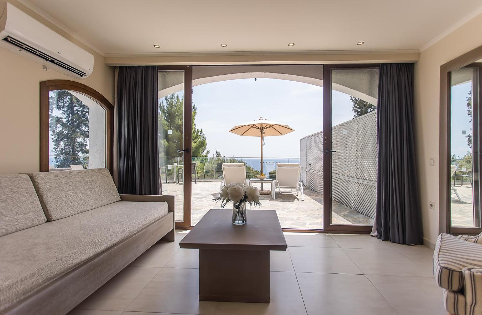 Corfu Holiday Palace Perama  Bagian luar foto Interior of a suite at the hotel