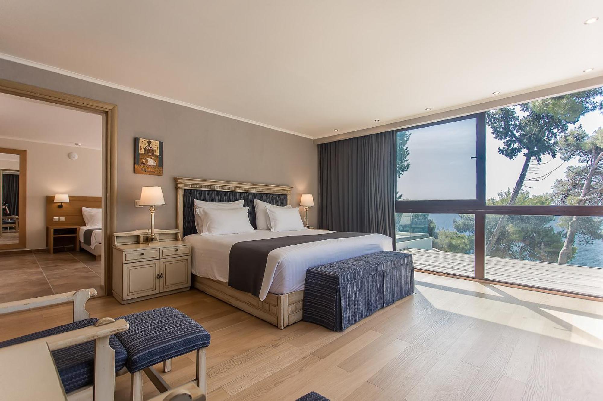 Corfu Holiday Palace Perama  Bagian luar foto A bedroom at the hotel