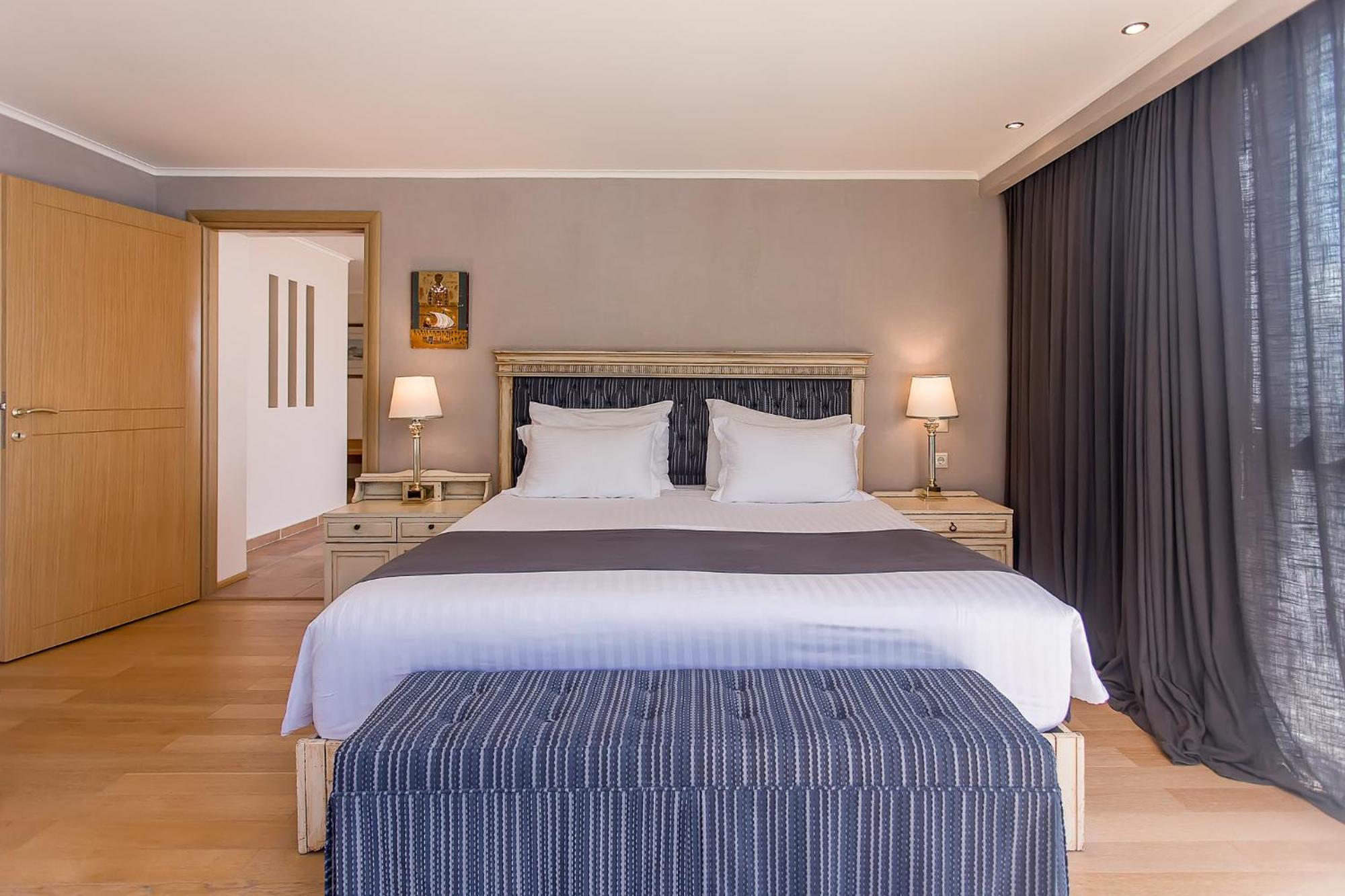 Corfu Holiday Palace Perama  Bagian luar foto A bedroom at the hotel