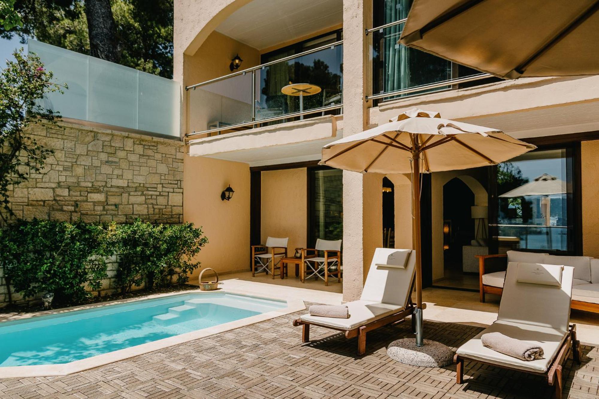 Corfu Holiday Palace Perama  Bagian luar foto A private pool at a hotel