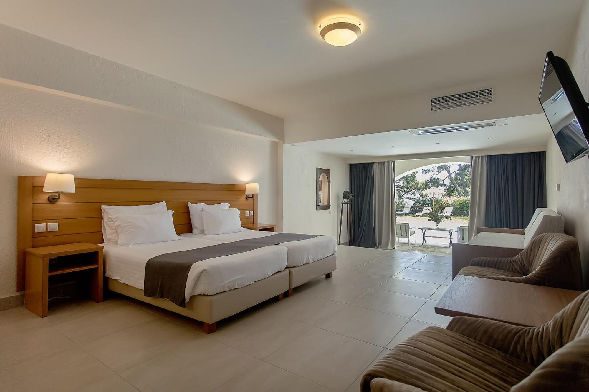 Corfu Holiday Palace Perama  Bagian luar foto A room at the hotel